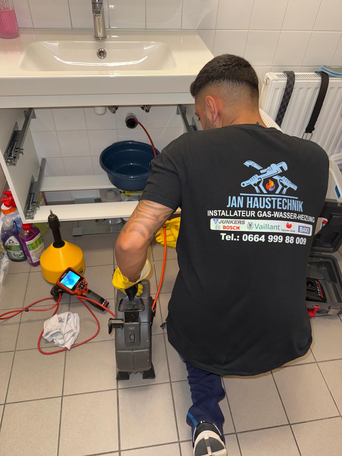 Original JAN Haustechnik Installateur bei der Arbeit am Waschbecken